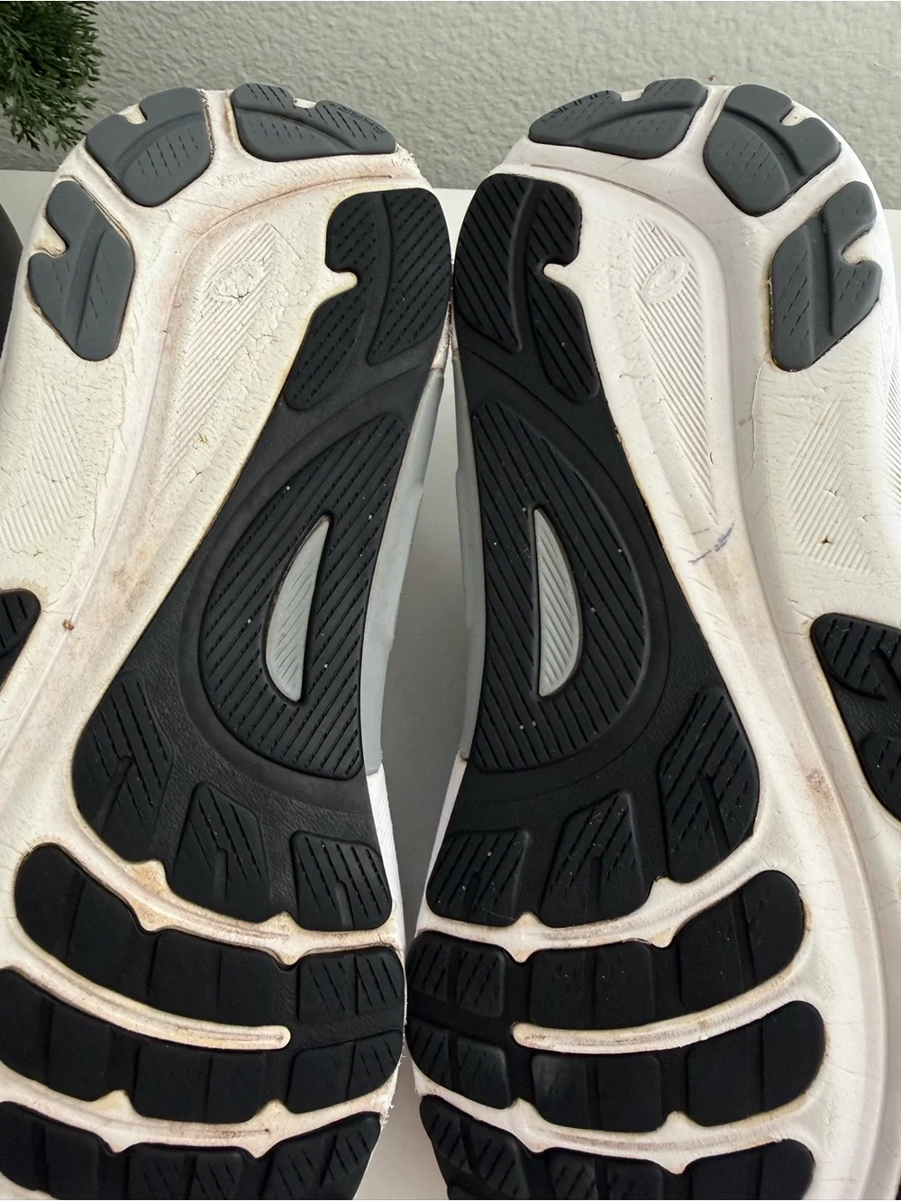 Asics Gel-kayano 31 women size 11 Black and White GEL-Kayano Athletic Shoes